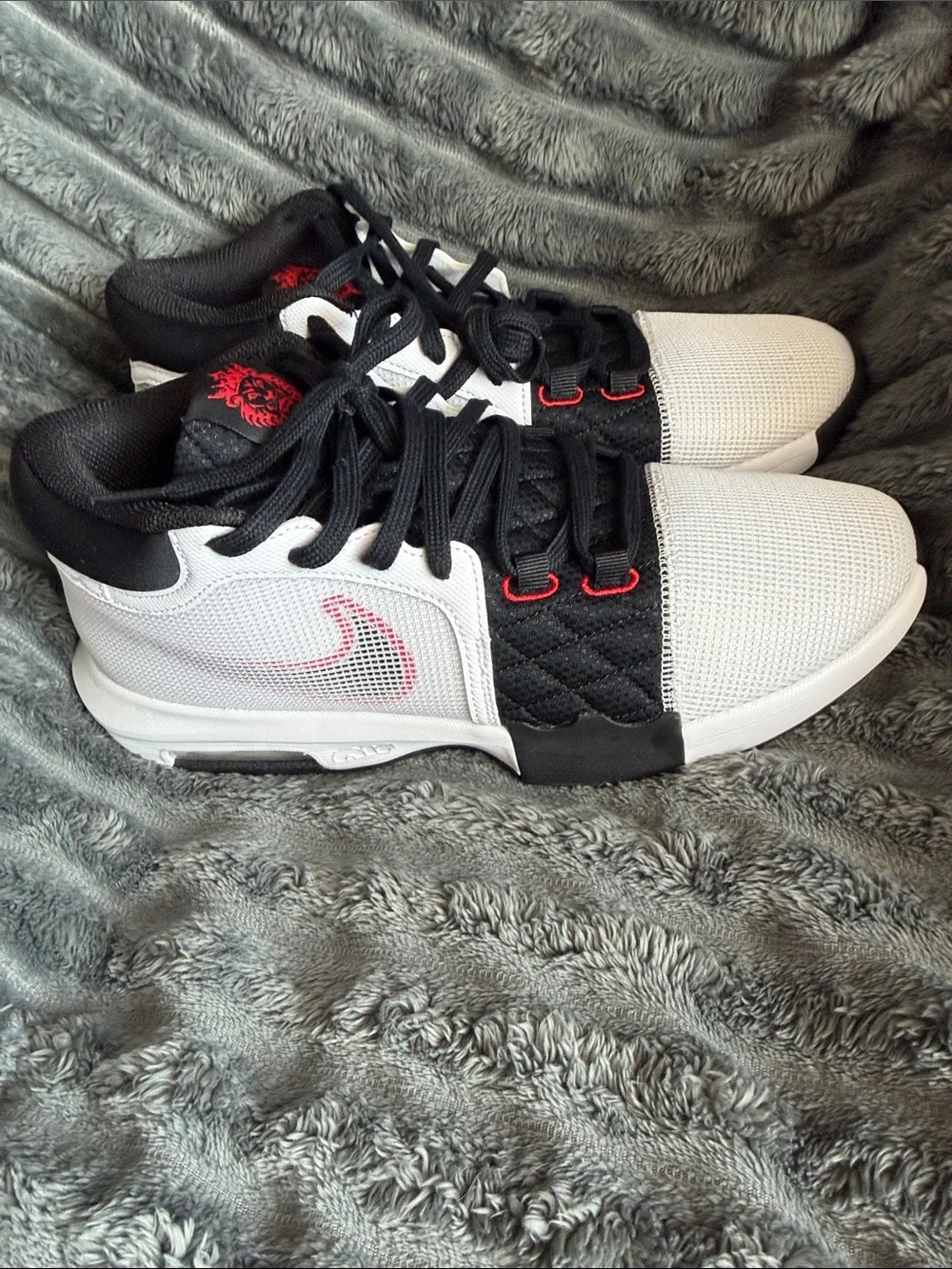 Nike LeBron Witness 8 men’s size 10.5